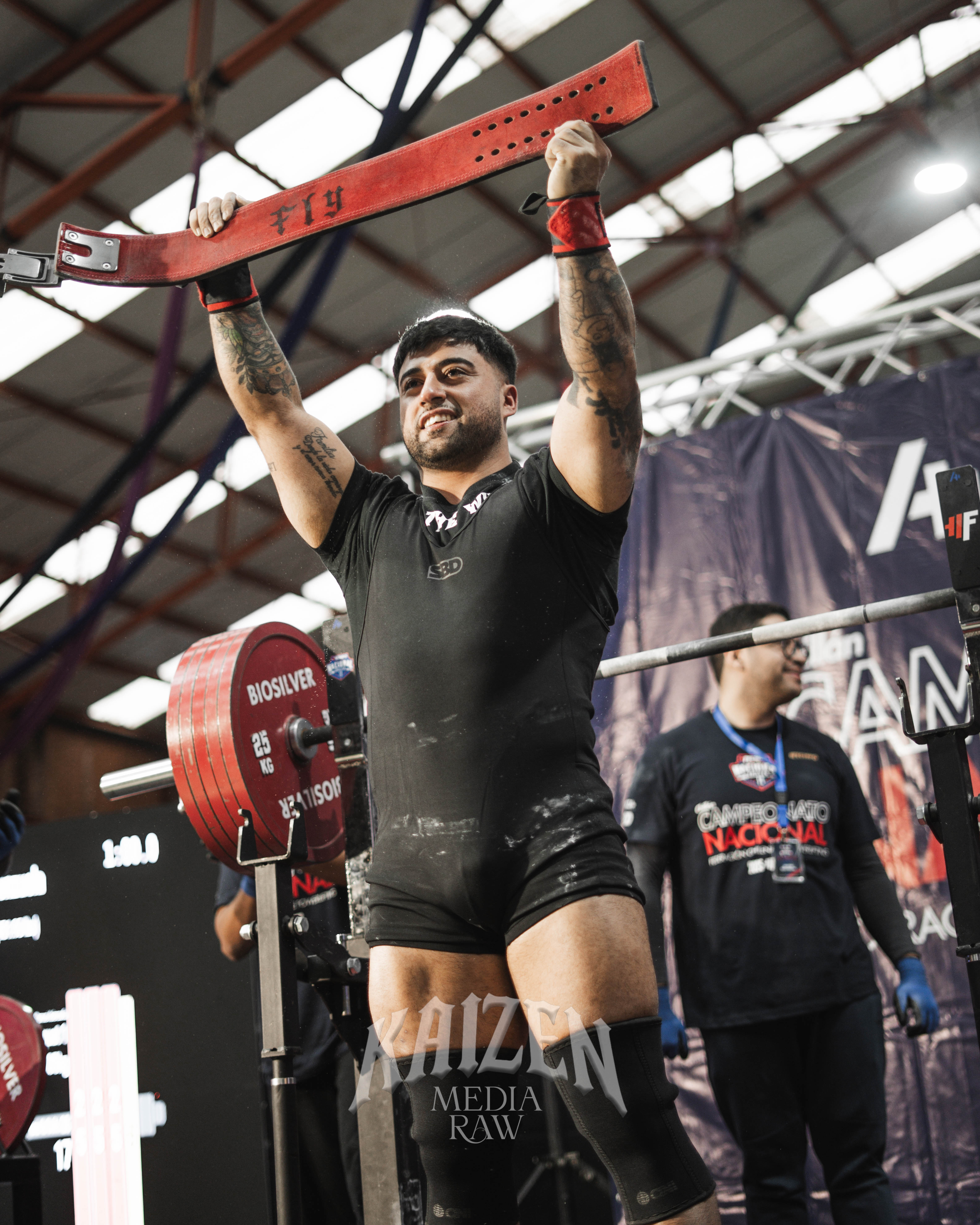 Hombre con peinado de copete mirando de perfil